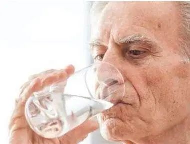 老年人睡前不喝水的四大健康危机与破解之道