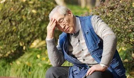 医生发现：老人每天吃两顿饭，半年后身体或现三大变化